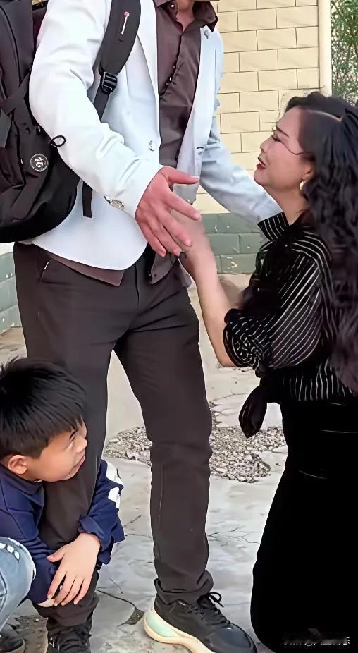 妻子抛弃患癌丈夫携子改嫁，三年后被二婚男扫地出门！跪求前夫原谅，该收留她吗？