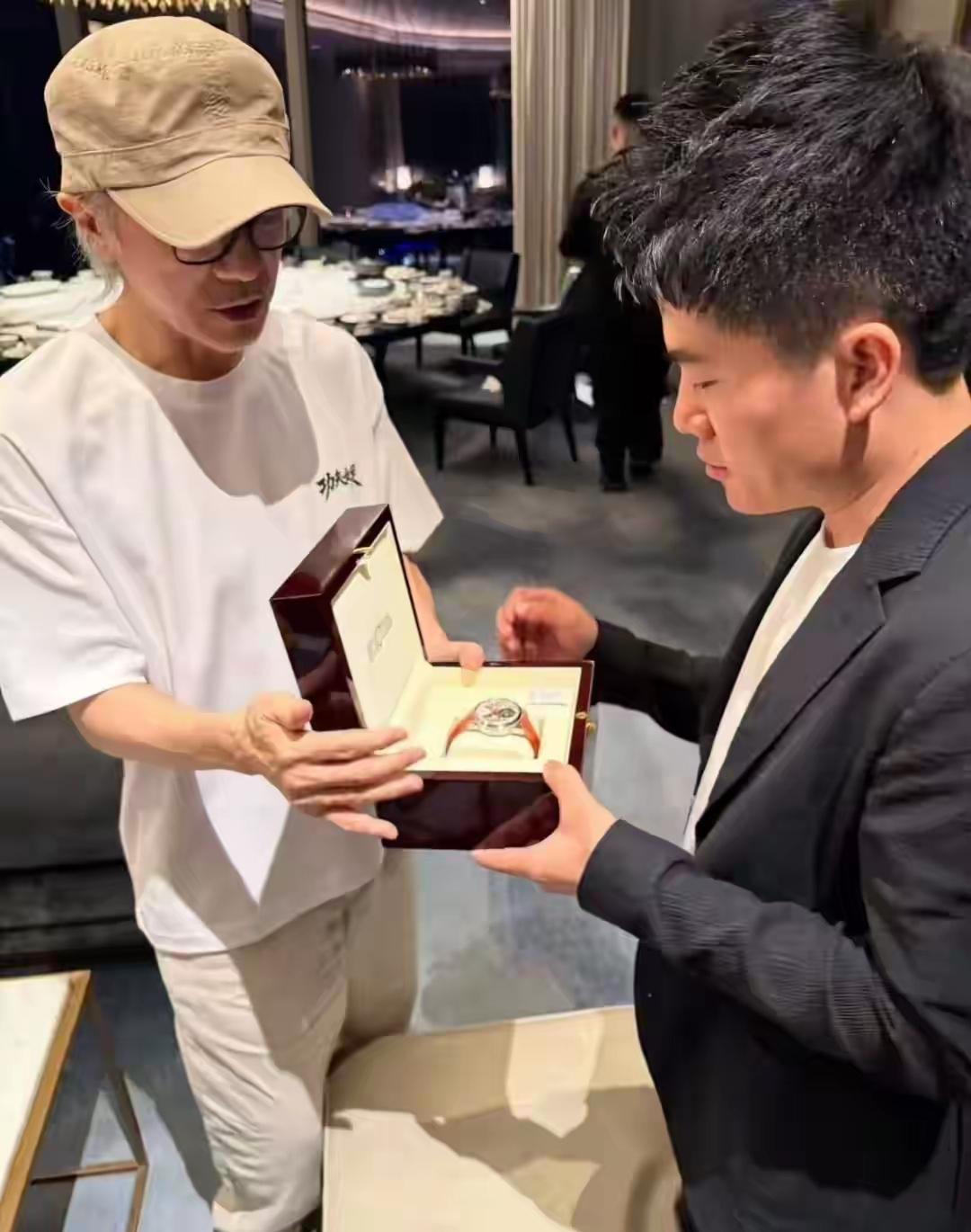 周星驰这个人，完全经不住扒，因为一查你就会发现，一个人怎么可以重情分到这种程