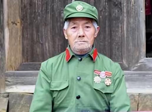 老人隐藏身份47年，晚年为救女求助政府：毛主席让我不得透露身份，他究竟是谁？又为