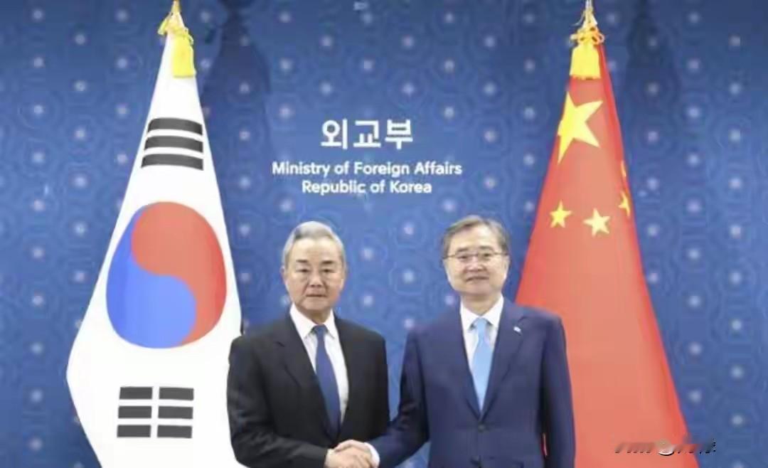 中韩关系迎来新动向！近日，中国外长王毅出访，首站便选择了韩国，一系列积极信号引发