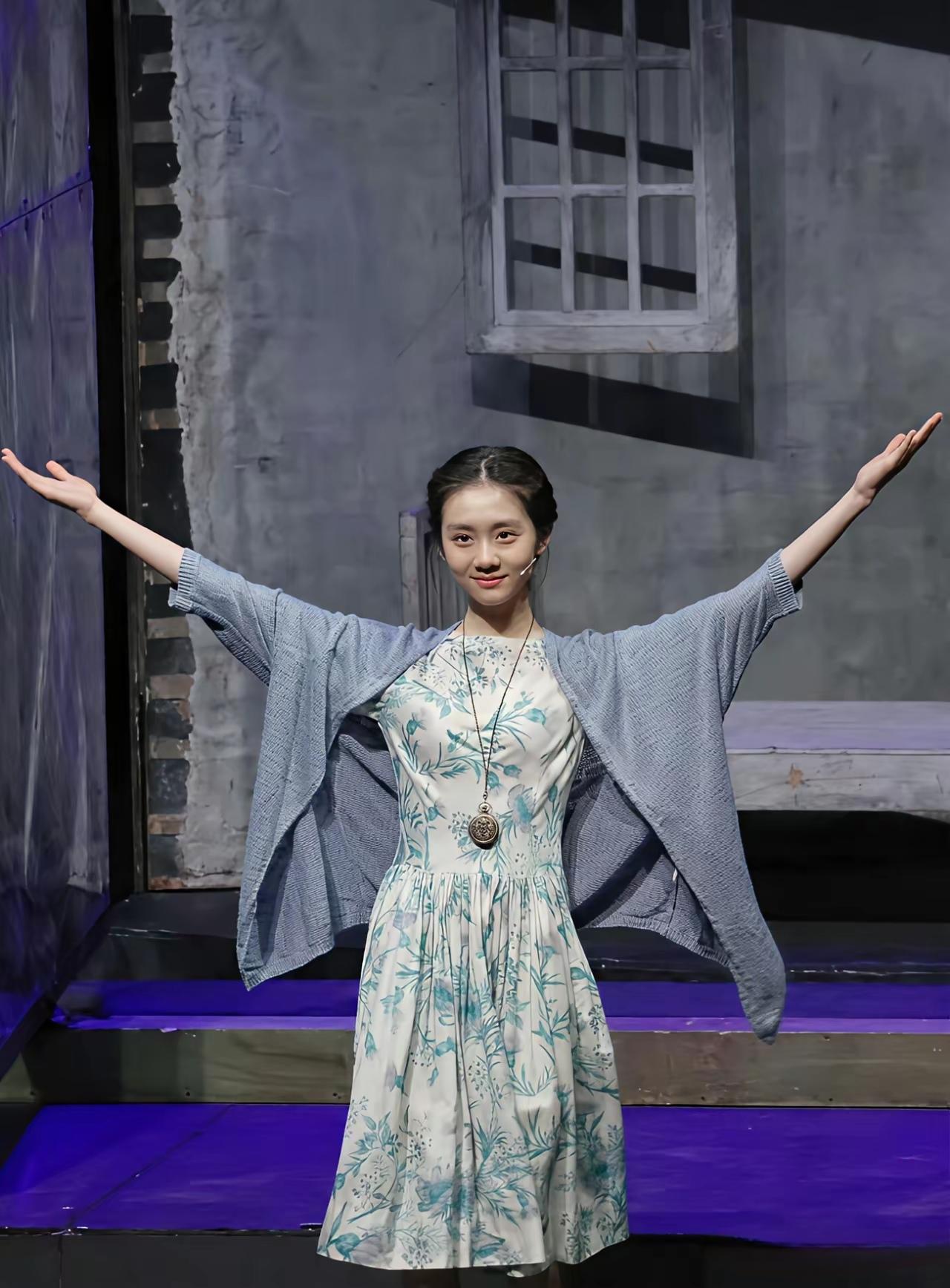 [吃瓜]黄多多最近“黑红”[捂脸哭]主要是风格转换太突兀，记得当年和何炅演话剧