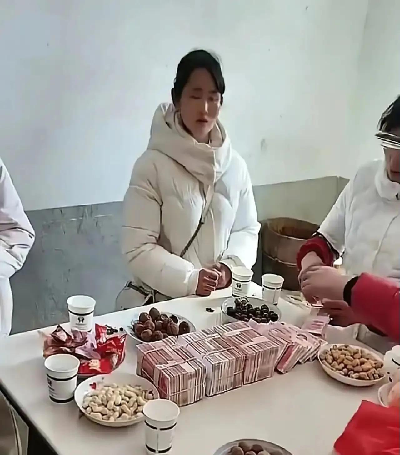 本来应该入洞房了，结果分道扬镳了。男子带着30万现金来订婚，女方又提出要求:要