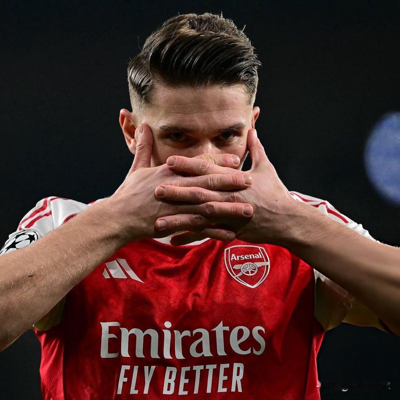 本赛季阿森纳各赛事射手榜前六（截至当前数据）：哲凯赖什：10球+2助攻马丁内