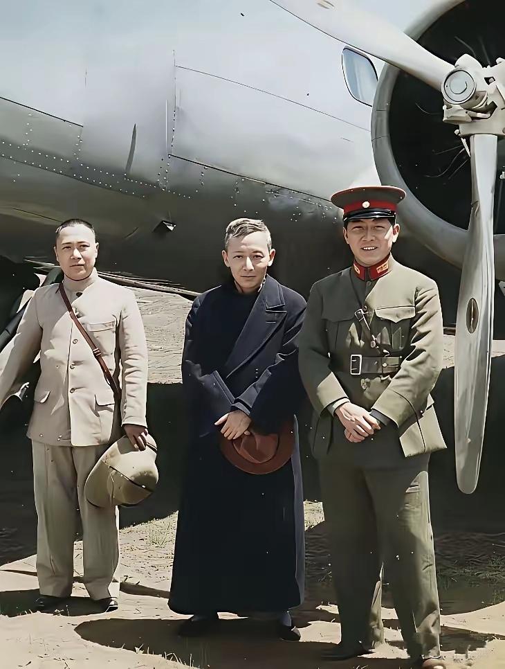这是1935年，这是张学良和王家烈在贵阳机场的合影。张学良