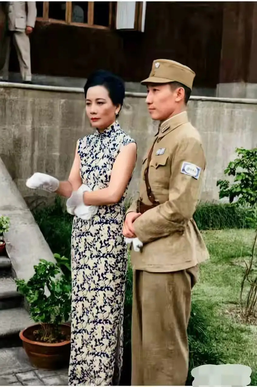 四十年代，蒋纬国和宋美龄罕见合影，他身着戎装，神情自然从容