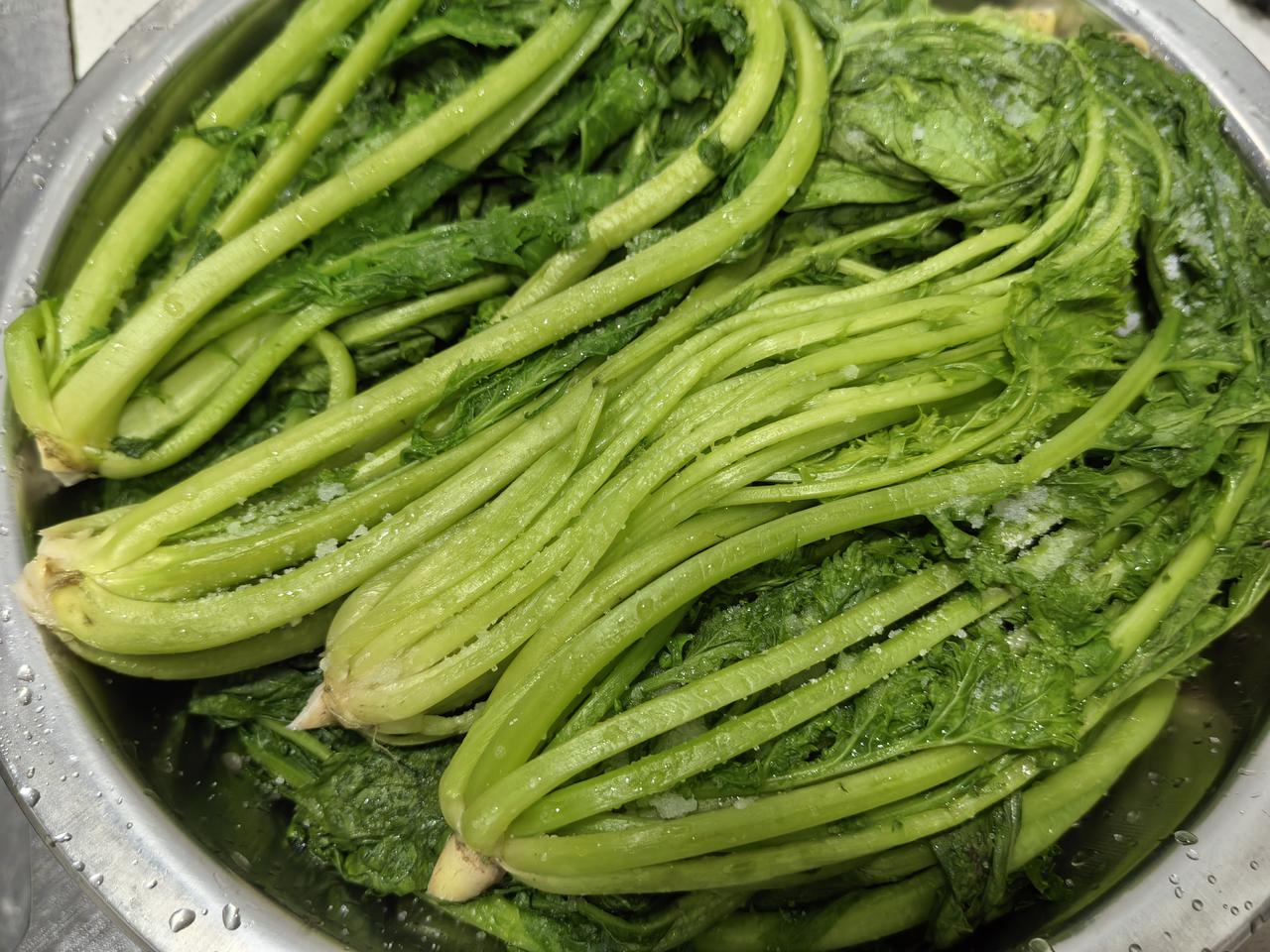 这种咸菜叫雪里蕻，其他地方还有各种叫法，比如野腊菜。这个菜是我小时候经常吃的