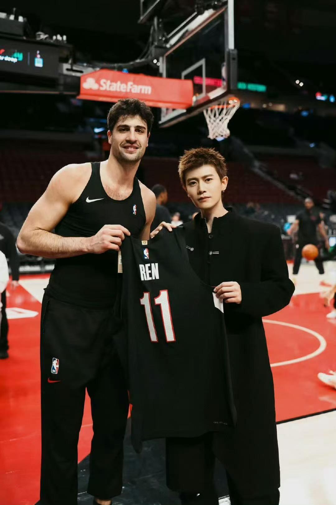 任嘉伦神图又帅出新高度！背手站在场边满满的大佬感！任嘉伦nba马力全开