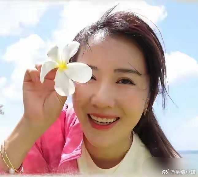 李念在美国度假，开奔驰车接闺蜜刘芸，穿一身玫红衣服土掉渣​​​