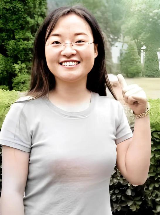 1999年，张艺谋捧红了农村女孩魏敏芝，她想顺势留在演艺圈发展，张艺谋一句话打消
