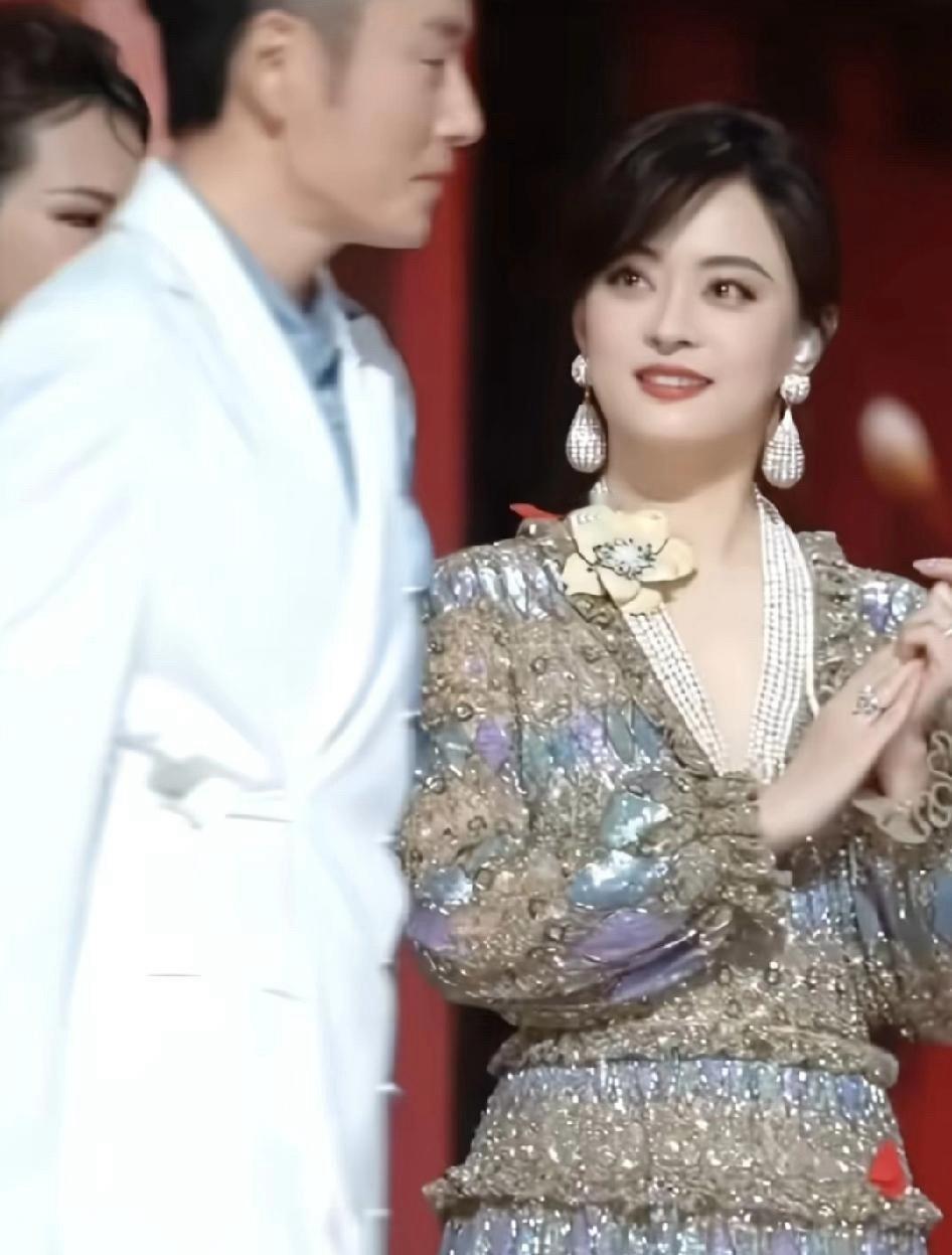 难得看见孙俪会有这种表情，眼神都拉丝了!他俩在一起吧！气死邓超