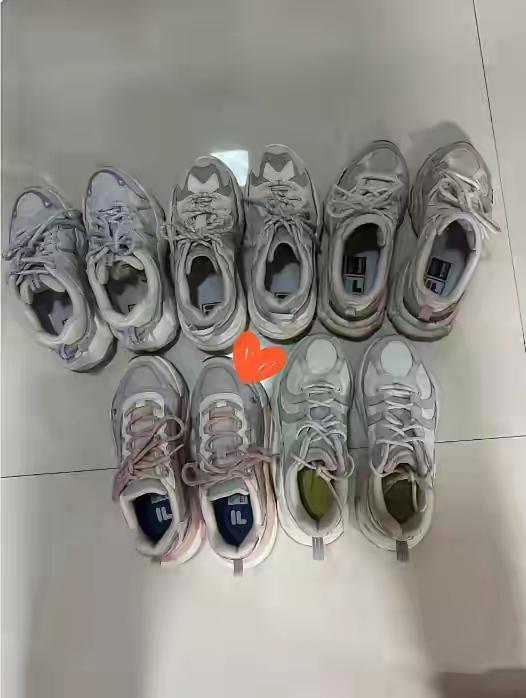我家鞋柜里堆着5双斐乐鞋，愁得我直叹气！好几年前买的斐乐运动鞋现在还是好好的