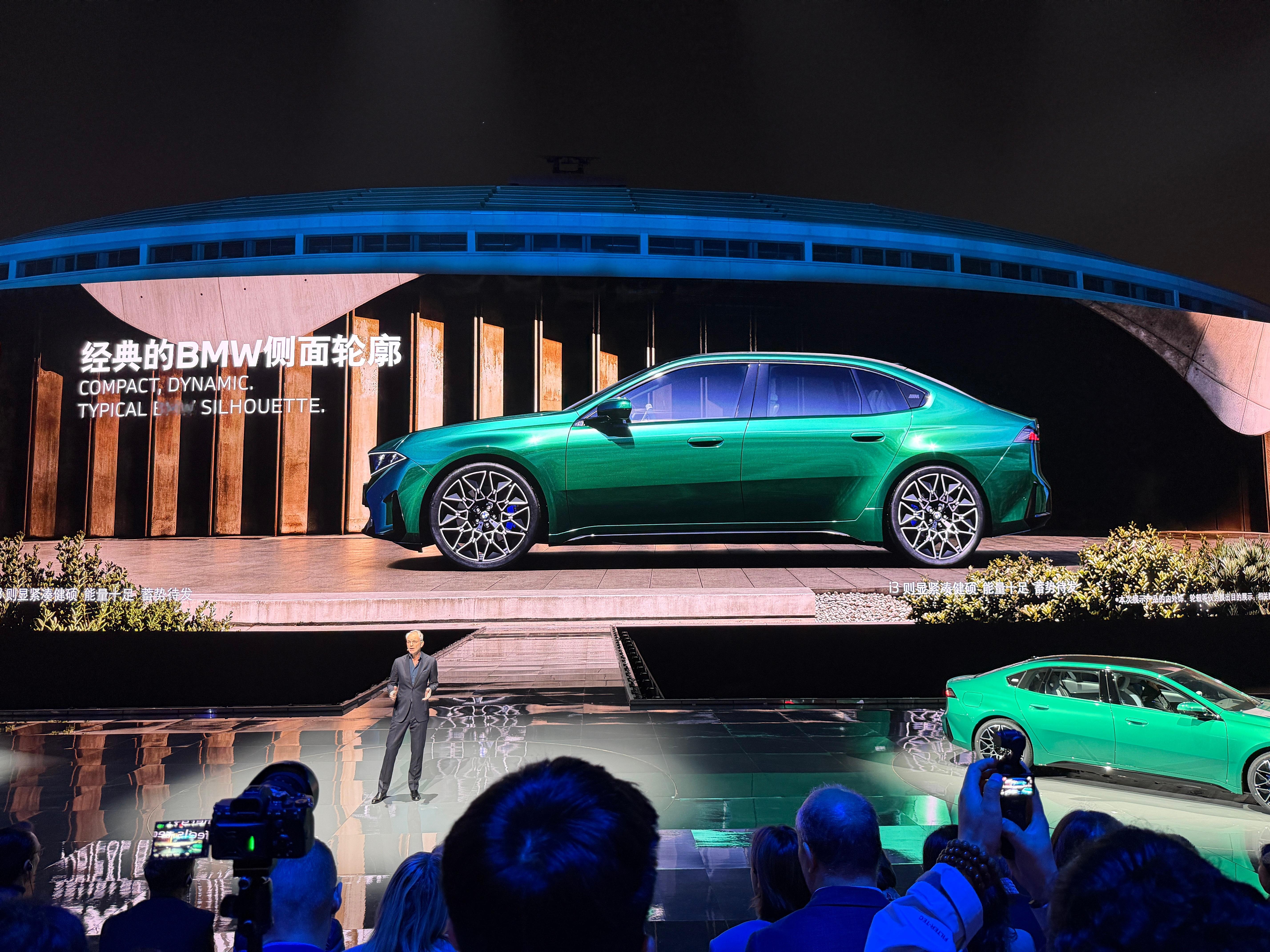 宝马i3长轴版本来了比短轴好看唉轮毂也好看门把手也改了智能驾趣宝马新世代新车