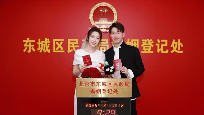 乒羽神仙眷侣甜蜜领证！生日求婚+拥吻冲热搜 男帅女美引爆全网