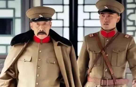 1915年，张作霖的三姨太为了泄愤，把侍女抽得遍体鳞伤。张作霖暴怒，一脚踹开房门