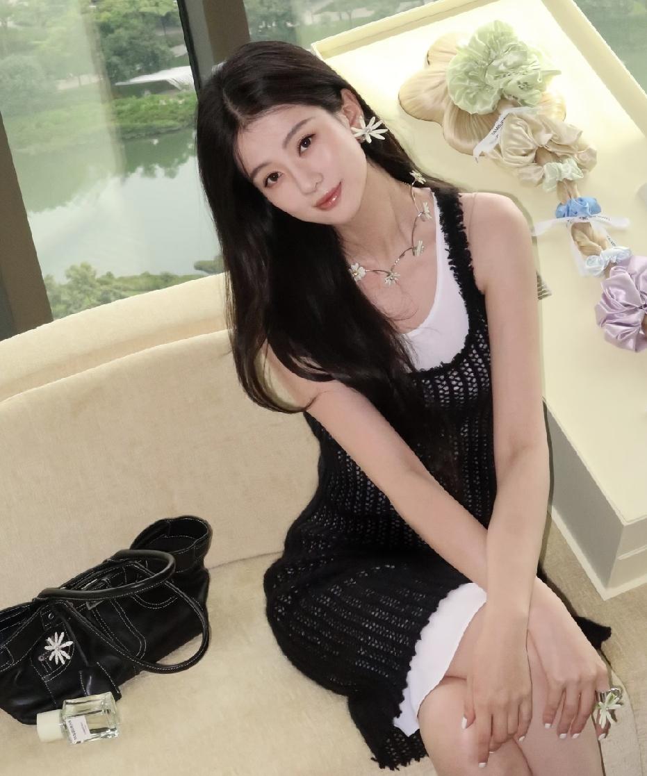 乔欣家里巨有钱，嫁的老公也巨有钱，她就是内娱真千金。深圳壹方城就是她老公家的，