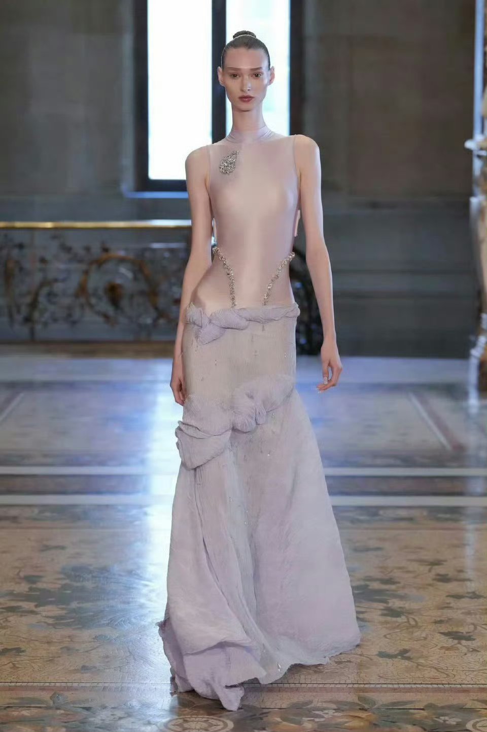 以鞠婧祎的身高，把高定穿的比模特还好看，也是很努力了。​​​