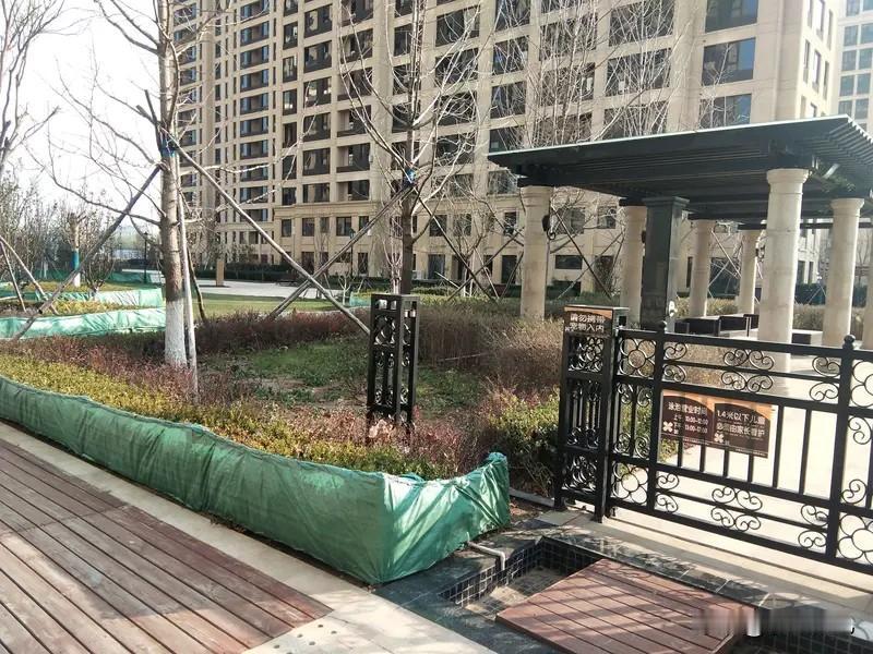 现在不交物业费的越来越多不是不愿交交了也憋着一肚子气我们小区1.87元一平