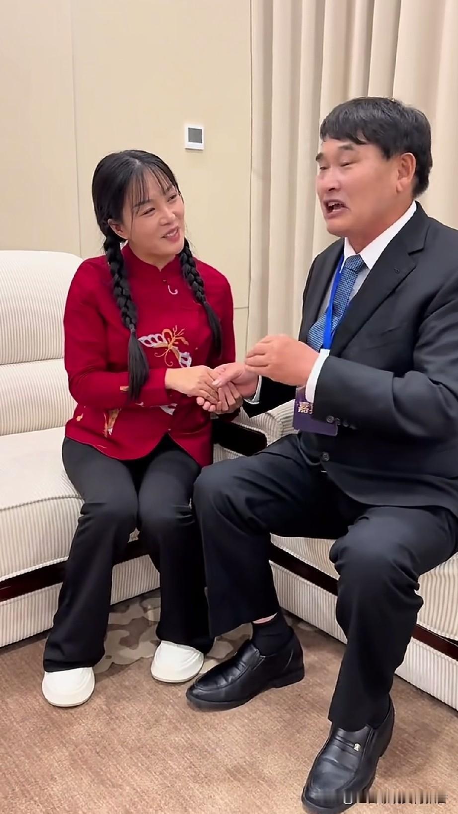 大衣哥会见河南网红小土妹，二人惺惺相惜，颇有相见恨晚之感。大衣哥拉着小土妹的手，