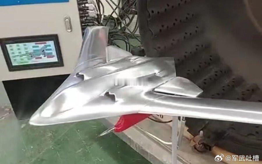 疑似轰20的相关专利曝光了，外形还是挺科幻的，机翼后掠角挺大的，超强隐身能力的同