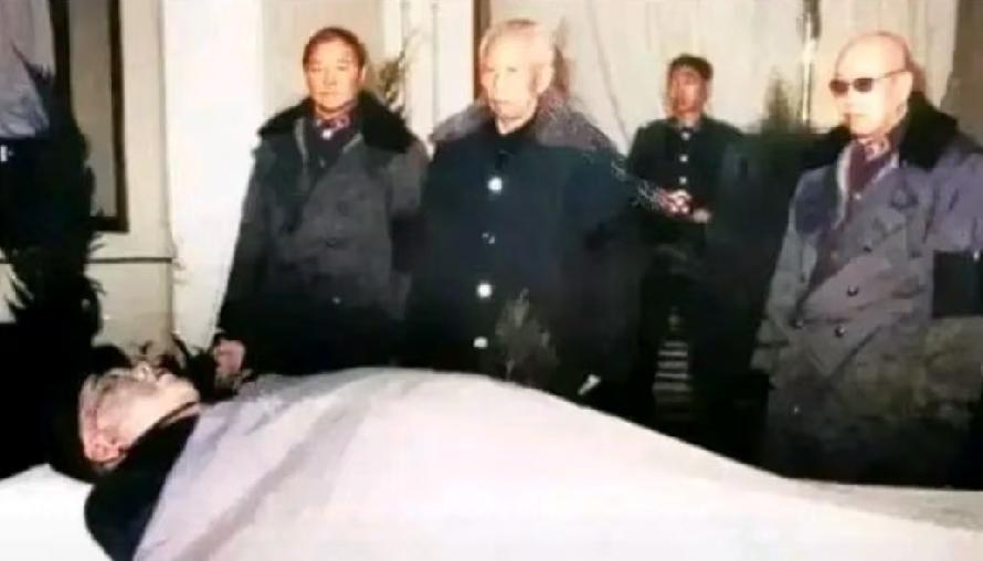 毛巾勒颈忍剧痛，半生铁血半生柔，致敬传奇将军许世友。提起开国上将许世友，世