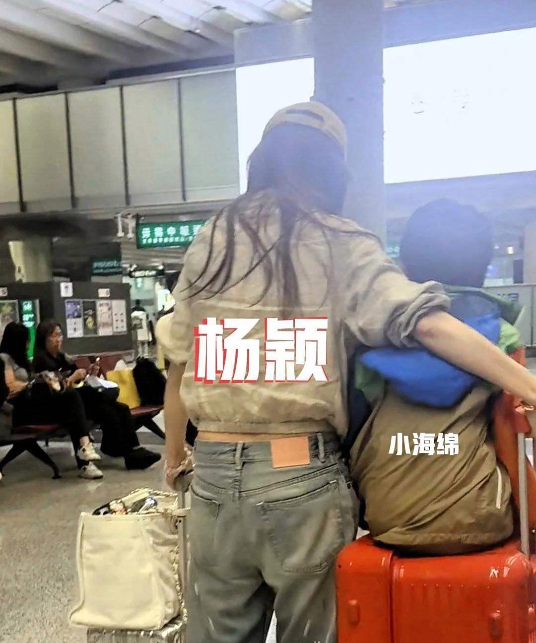 anglebaby杨颖和儿子小海绵现身香港机场，没有助理帮忙，自己亲力亲为搬行李