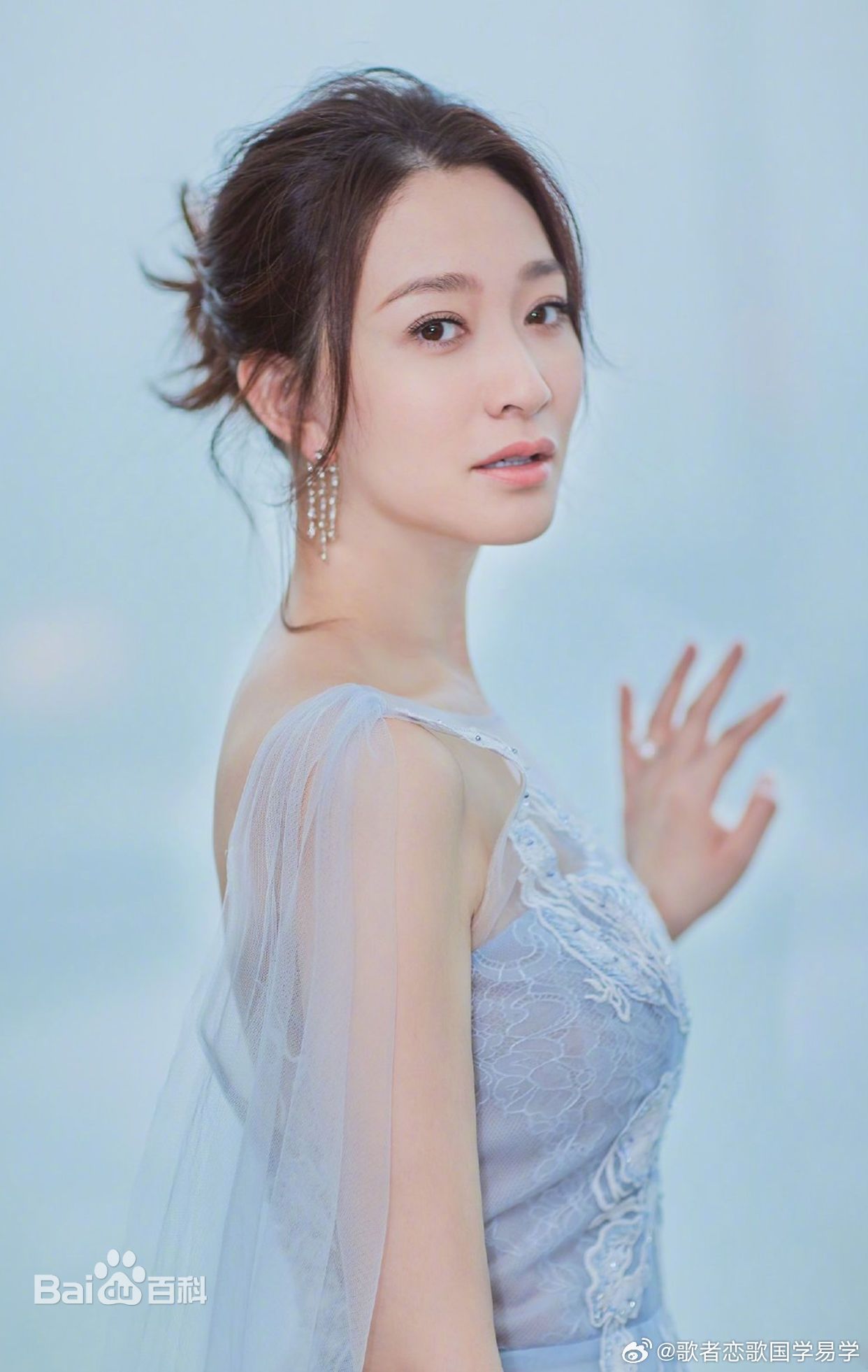 绝大多数女命「恋爱脑」，都逃不过两种命格：身弱官杀旺无印、财旺生官杀。官杀压身，