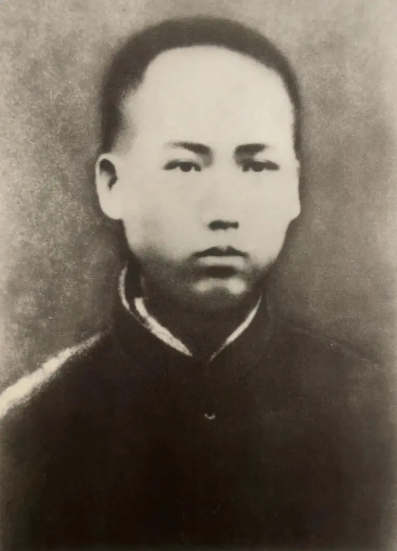 池塘边，毛泽东13岁，正跟他爹吵得不可开交，毛顺生气急败坏地骂他是“逆子”，而毛