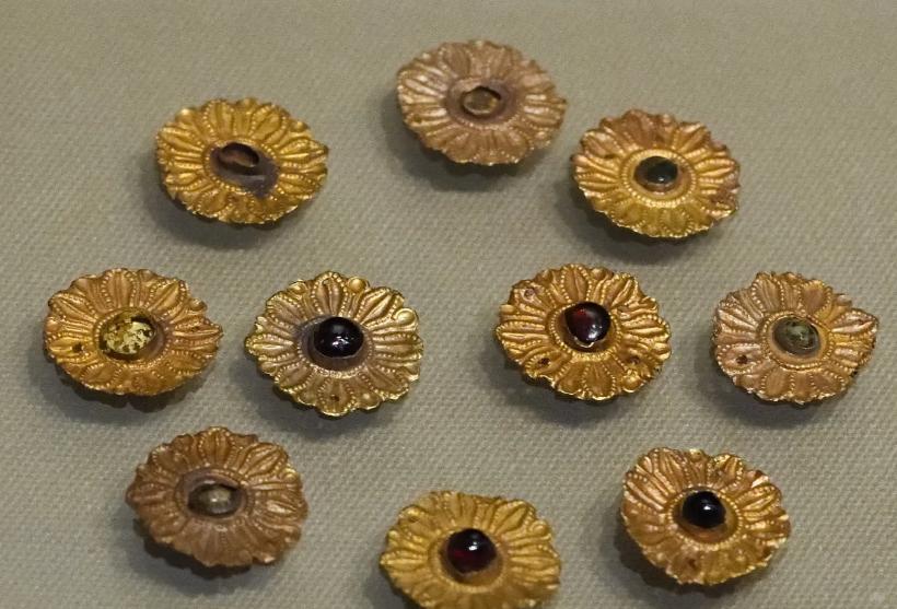 1989年，新疆一农民因病突然去世，儿子处理后事时，在衣柜里发现一个包袱，可打开