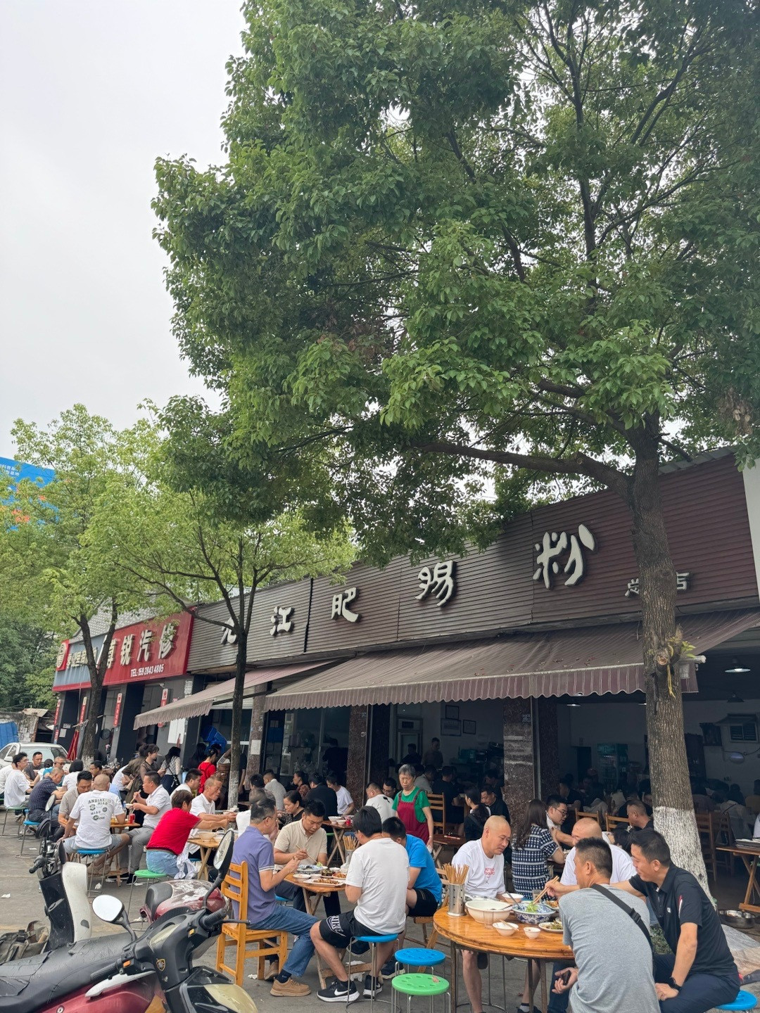 又到饭点了去附近吃一家生意好到爆的肥肠店肥肠汤鲜脆肠酸辣火爆肥肠入味凉拌