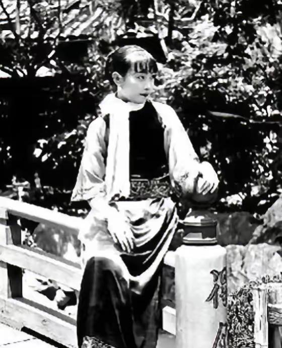 1940年寒冷的冬夜，上海郊外漆黑的小树林里，一声枪响划破了寂静。才23岁的郑苹