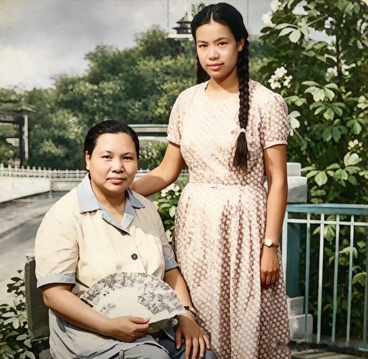 这张摄于上世纪五十年代的户外彩色照片，定格了张文秋与女儿邵华温馨柔美的母女瞬间。