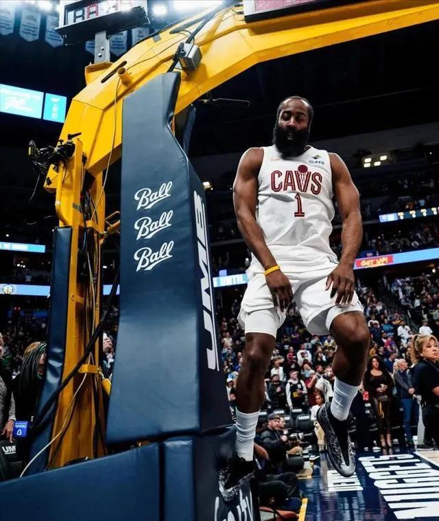 哈登转型超级第6人，也许成争冠唯一出路美媒BasketballForever