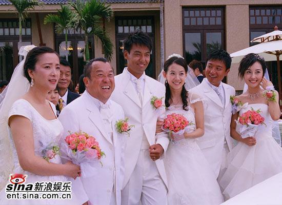 何晴和曾志伟的合影，无论是穿黑裙还是白色婚纱的她都风韵犹存，妥妥的岁月不败美人。