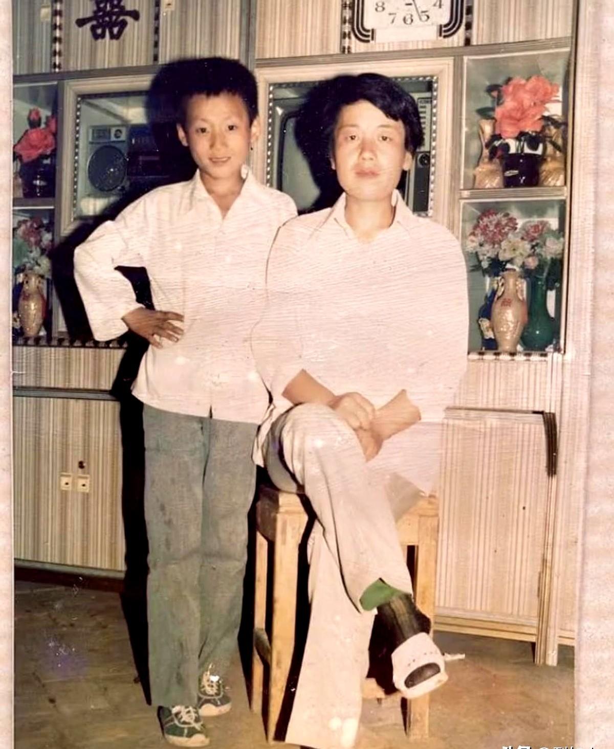 宋晓峰原名宋国锋，小时候和爸爸唯一的合影。他翻出这张老照片，大伙儿都凑过去看