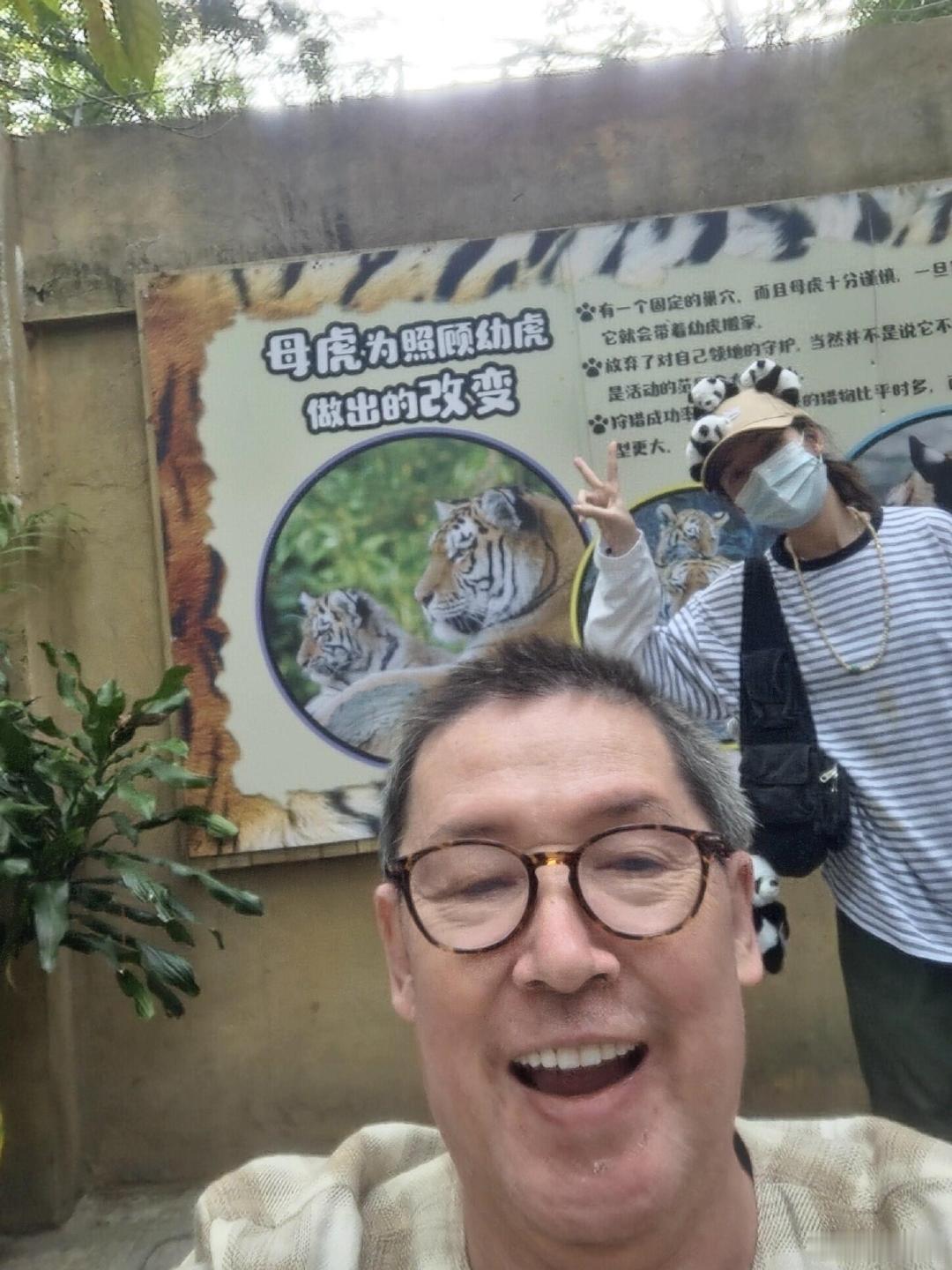 郭碧婷陪爸爸去玩郭碧婷爸爸晒与女儿游玩照，郭碧婷真的很孝顺。郭碧婷爸爸和女儿去动