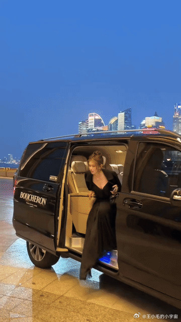 娱乐圈里很普的周冬雨到了网红跟前简直成了天仙儿，这位身穿黑色礼服裙的小姐姐单看美