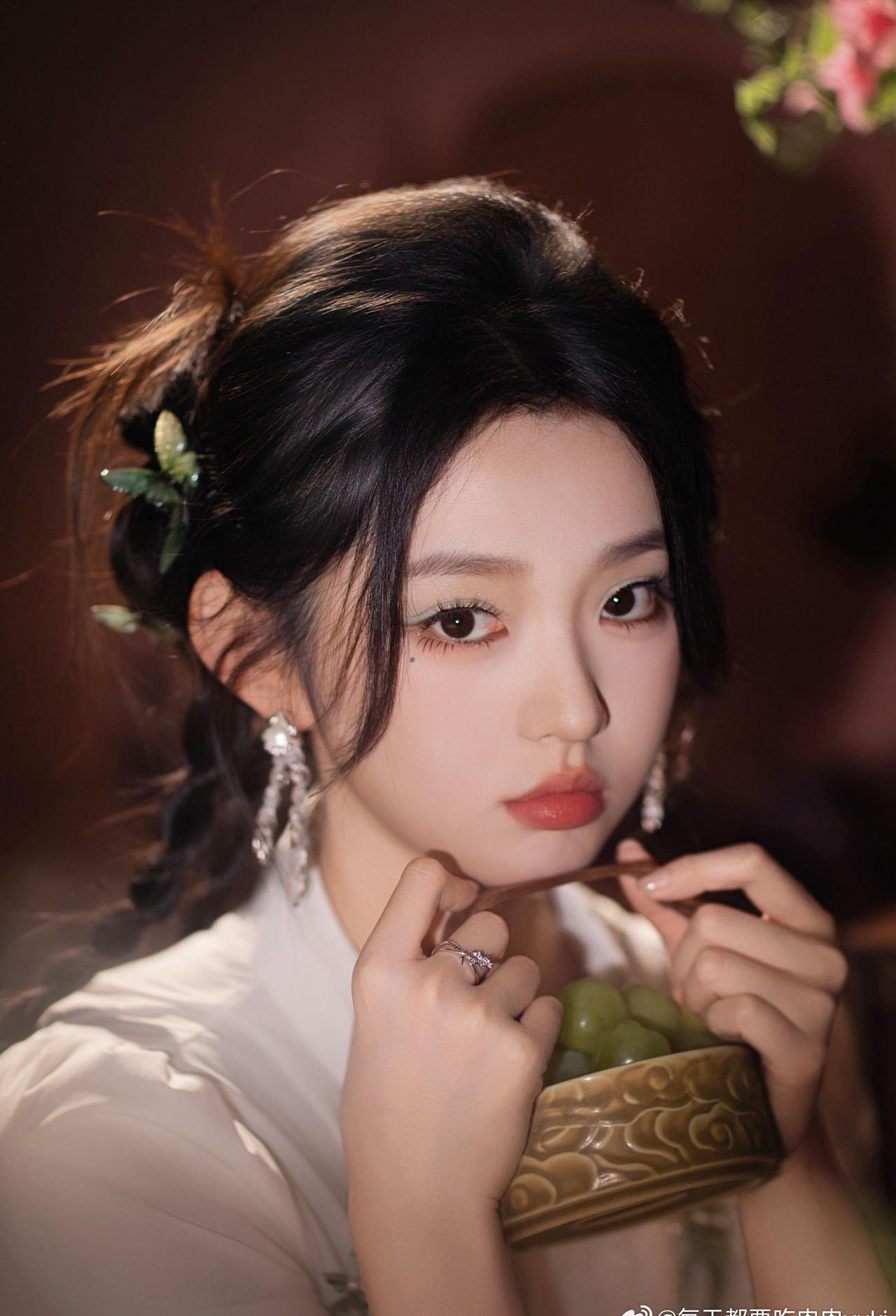 以为李柯以是跨界结果是老本行李柯以时尚大片氛围感拉满，镜头表现力一骑绝尘！学生时