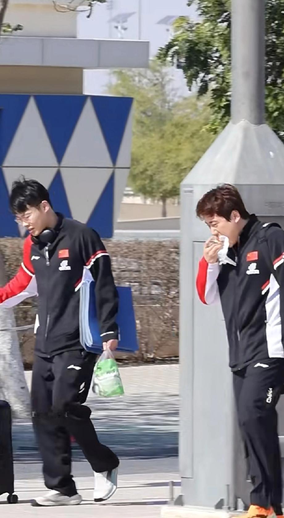 多哈街头的“干饭人”梁靖崑，健康完赛最重要！国乒在多哈的日常也太接地气了！