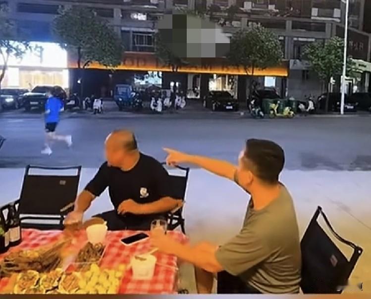 真不明白夜跑为啥还要搭子，就自己跑呗！这不俩夜跑好友在烧烤摊前喝啤酒吃烧烤时，