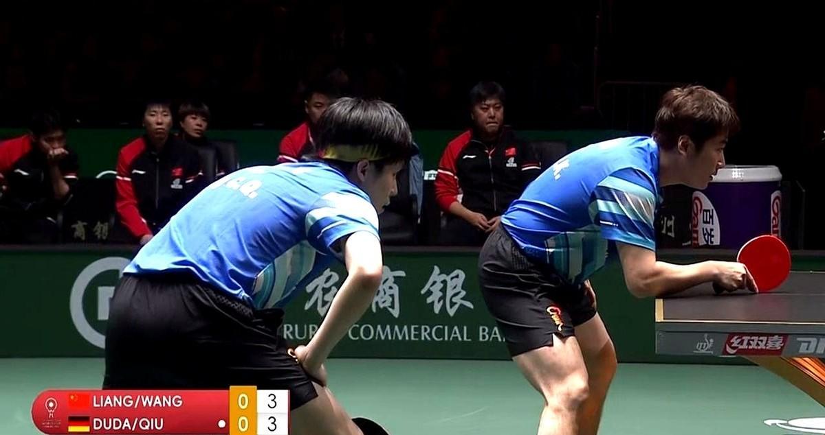 混双打完。男双又上了。中间就隔了一场球的时间。镜头扫到王楚钦下场。拧开瓶