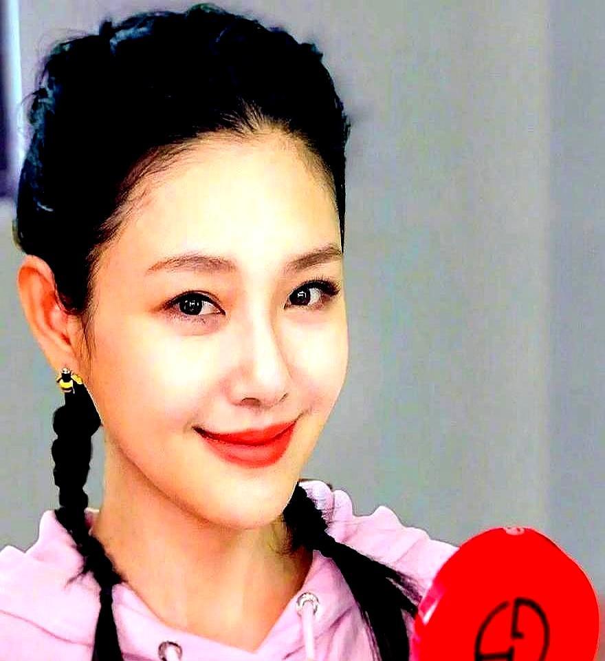 大S走后，那个连名字都叫不出来的姐姐，一个人扛下了所有。小S哭到全面停工，