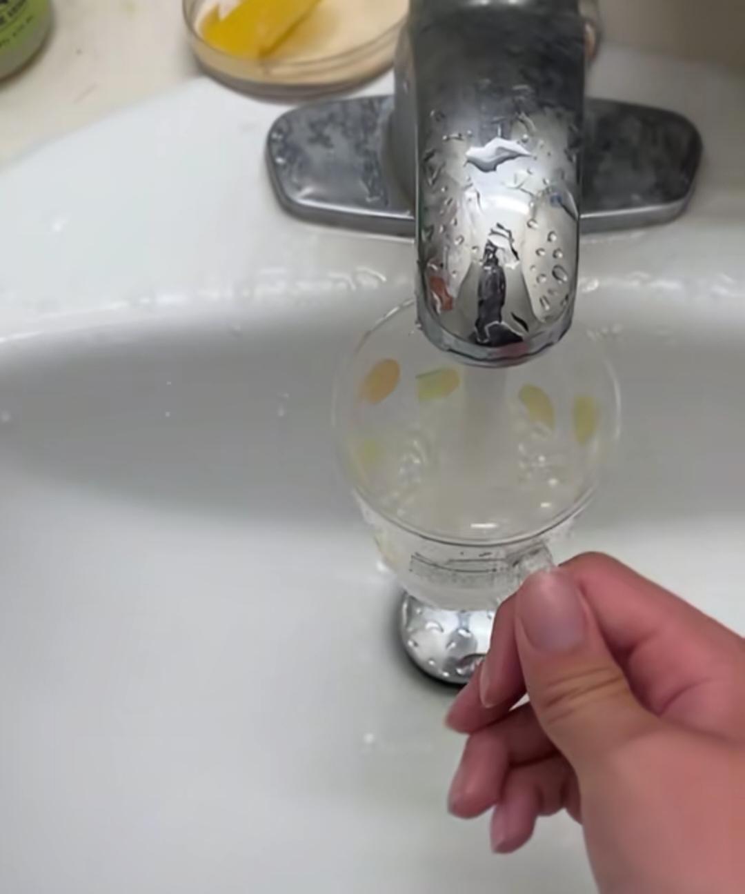 在美国下雨也要收费的，可能很多人不知道。美国水费现在高得简直离谱，普通人真扛不住