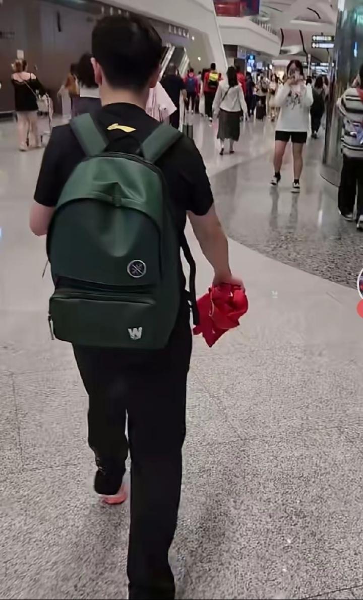 国乒莎邱师徒这感情也太铁了！一路不离不弃，邱贻可把孙颖莎当亲闺女带，场外贴心护着