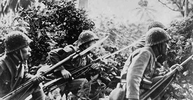 1944年8月，连长陈启明无意中发现，一名日军俘虏的脖子上挂着一块铜牌，上面刻着
