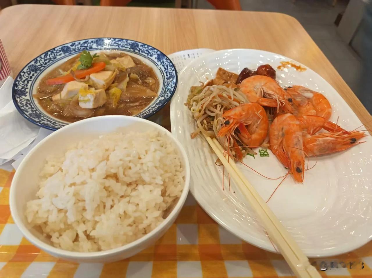 太难吃了，烟台某白快餐，这午餐22元左右，一碗米饭2.5，不是贵不贵的问