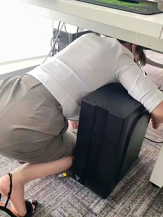 领导说她会修电脑，我有点不信