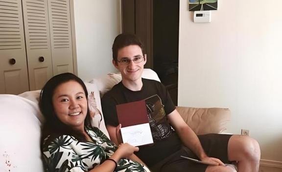 “你应该滚回中国去！”“别用亚洲人的脏习惯喂我的孩子！”2019年这是美国男人对