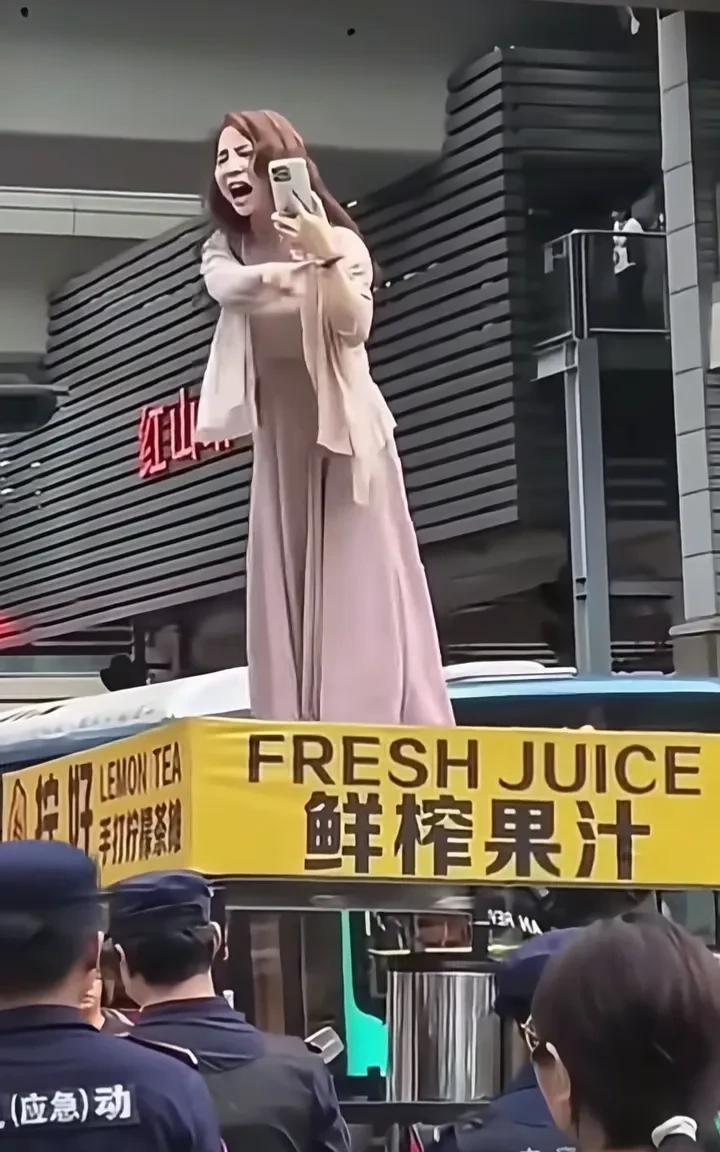 深圳红山地铁站，一女子占道摆摊！执法人员劝阻，女子不听，爬上车顶诉苦！有认识她