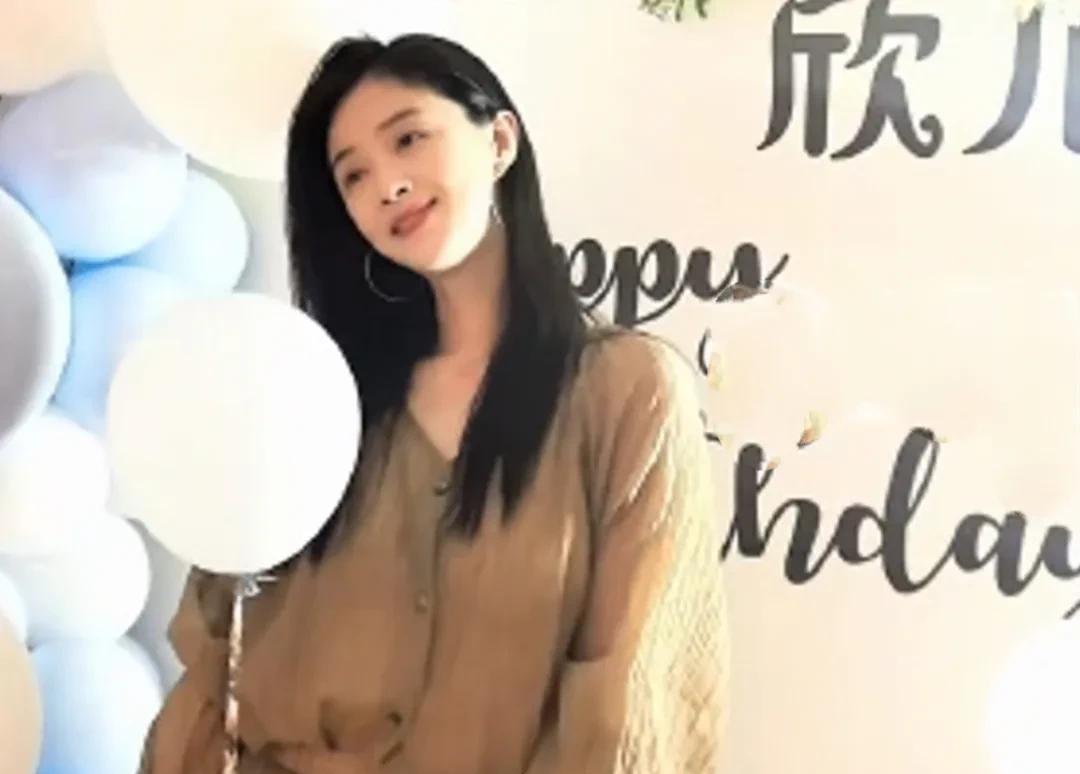 42岁蒋欣拍摄自己庆生素颜照，5月8日，华妃蒋欣分享自己的庆生照，还分享自己四十