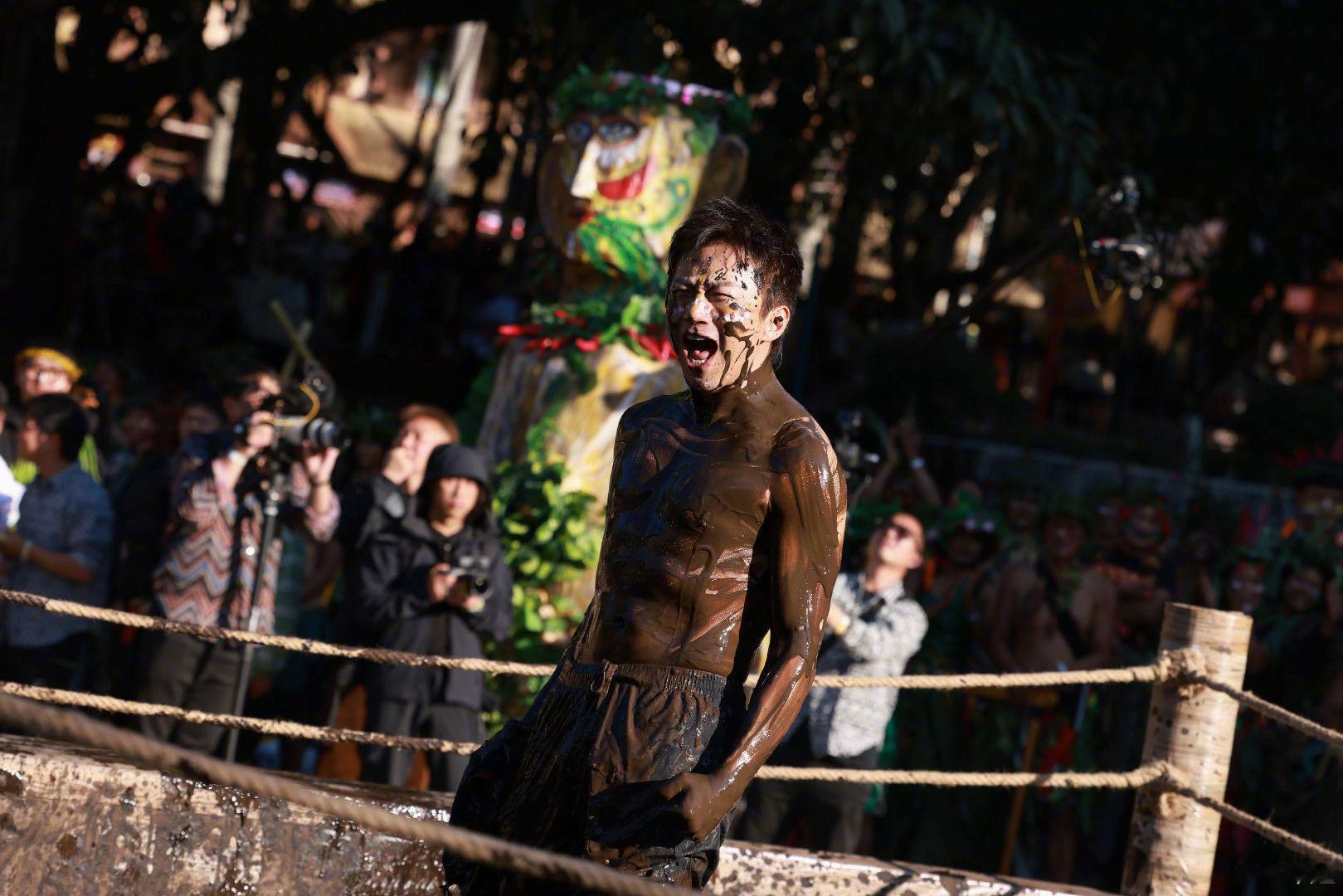 邓超泥潭摔跤邓超说每天洗澡离不开黑泥邓超在泥潭里摔得四脚朝天，爬起来却说离不开